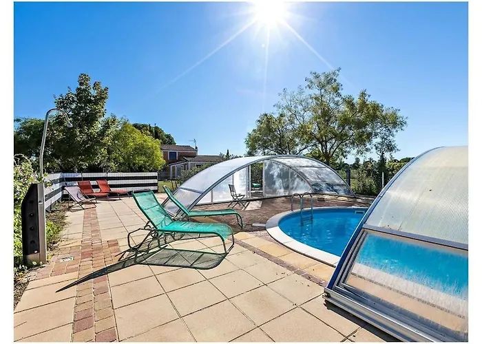 Hébergement de vacances In Aspiran With Swimming Pool *